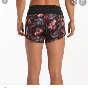 Oiselle Roga Shorts - Size 6 - Fall Floral